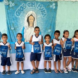 Início do Mês Mariano é celebrado pelos alunos da Escola Nossa Senhora das Graças